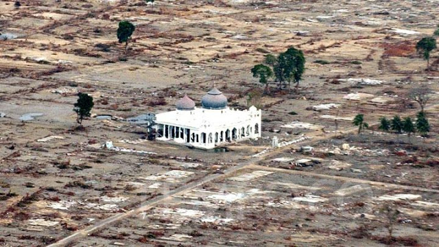 Lihatlah Pria Berbaju Putih Mengangkat Masjid Saat Tsunami Aceh Membuat Cheng Jadi Mualaf 