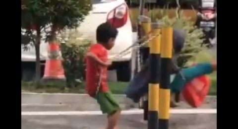 Bikin Terenyuh! Anak Jalanan Main Ayunan di Pembatas Jalan, 'Bahagia itu Sederhana'