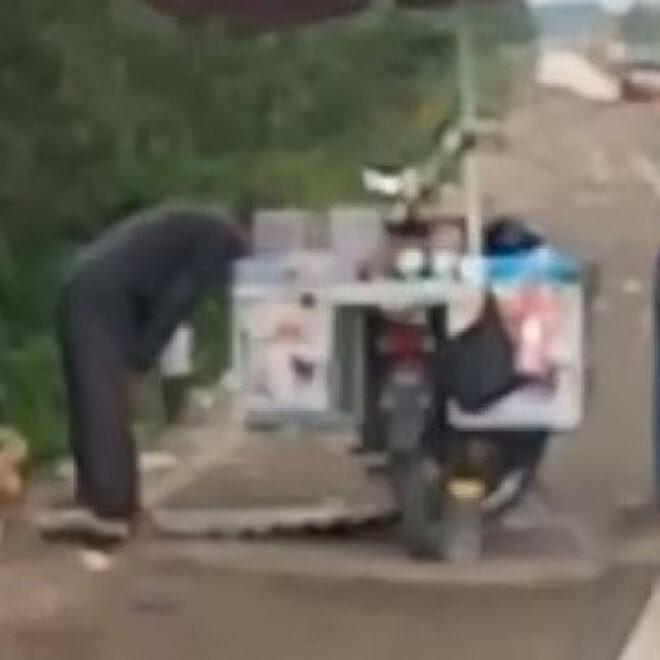 VIDEO Viral! Pedagang Keliling Salat di Pinggir Jalan, Warganet Malah Salfok ke Pengendara Motor