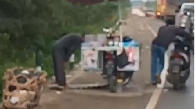 VIDEO Viral! Pedagang Keliling Salat di Pinggir Jalan, Warganet Malah Salfok ke Pengendara Motor