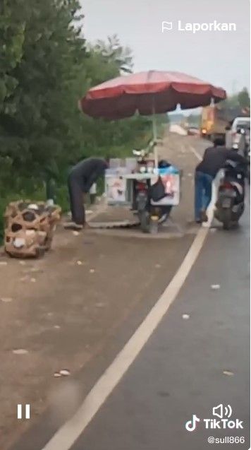 VIDEO Viral! Pedagang Keliling Salat di Pinggir Jalan, Warganet Malah Salfok ke Pengendara Motor 