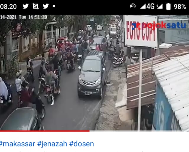 Video Viral ! Rombongan Pengantar Jenazah Ngamuk, Pukuli dan Rusak Mobil Dosen di Makassar