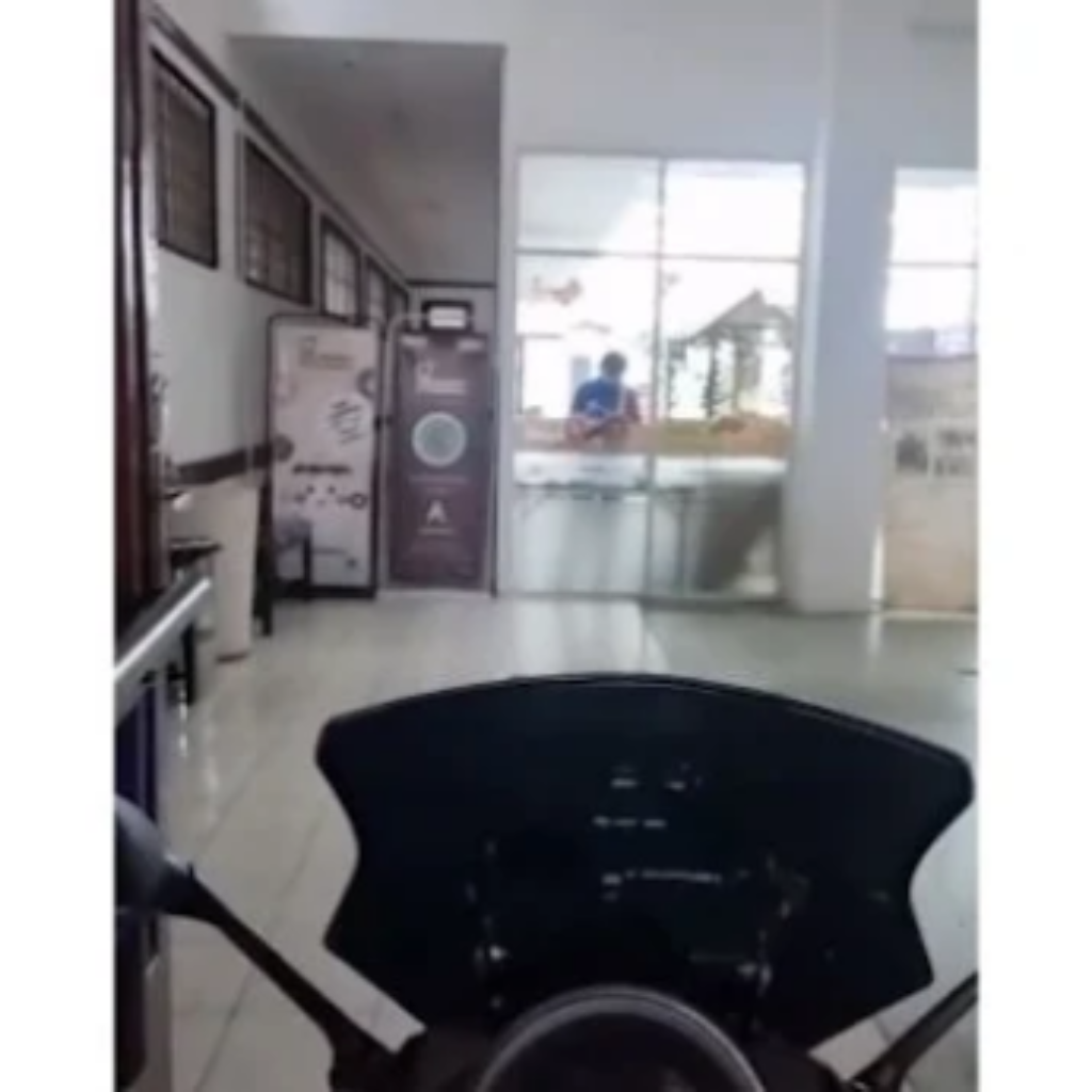 Viral VIDEO Pengendara Motor Masuk ke dalam Minimarket, Ternyata Begini Alasannya