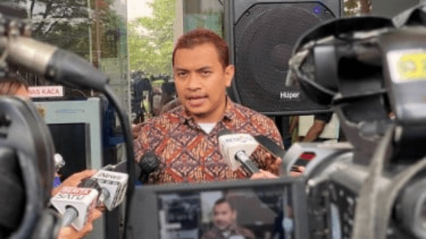 Munarman Tertawakan Tuntutan 8 Tahun Penjara: Kurang Serius :)