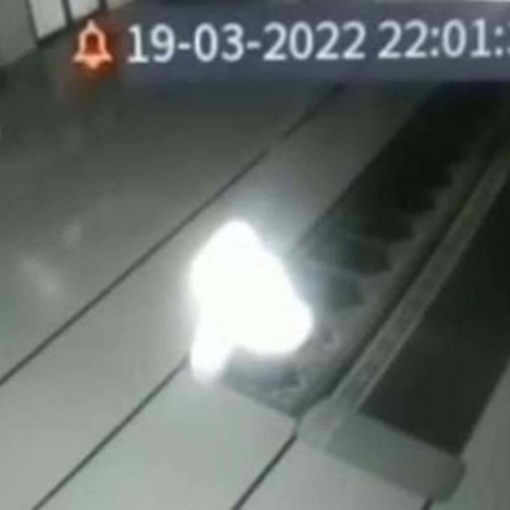 Viral VIDEO! CCTV Rekam Sosok Bercahaya Duduk dalam Masjid di Lipat Kain Kampar