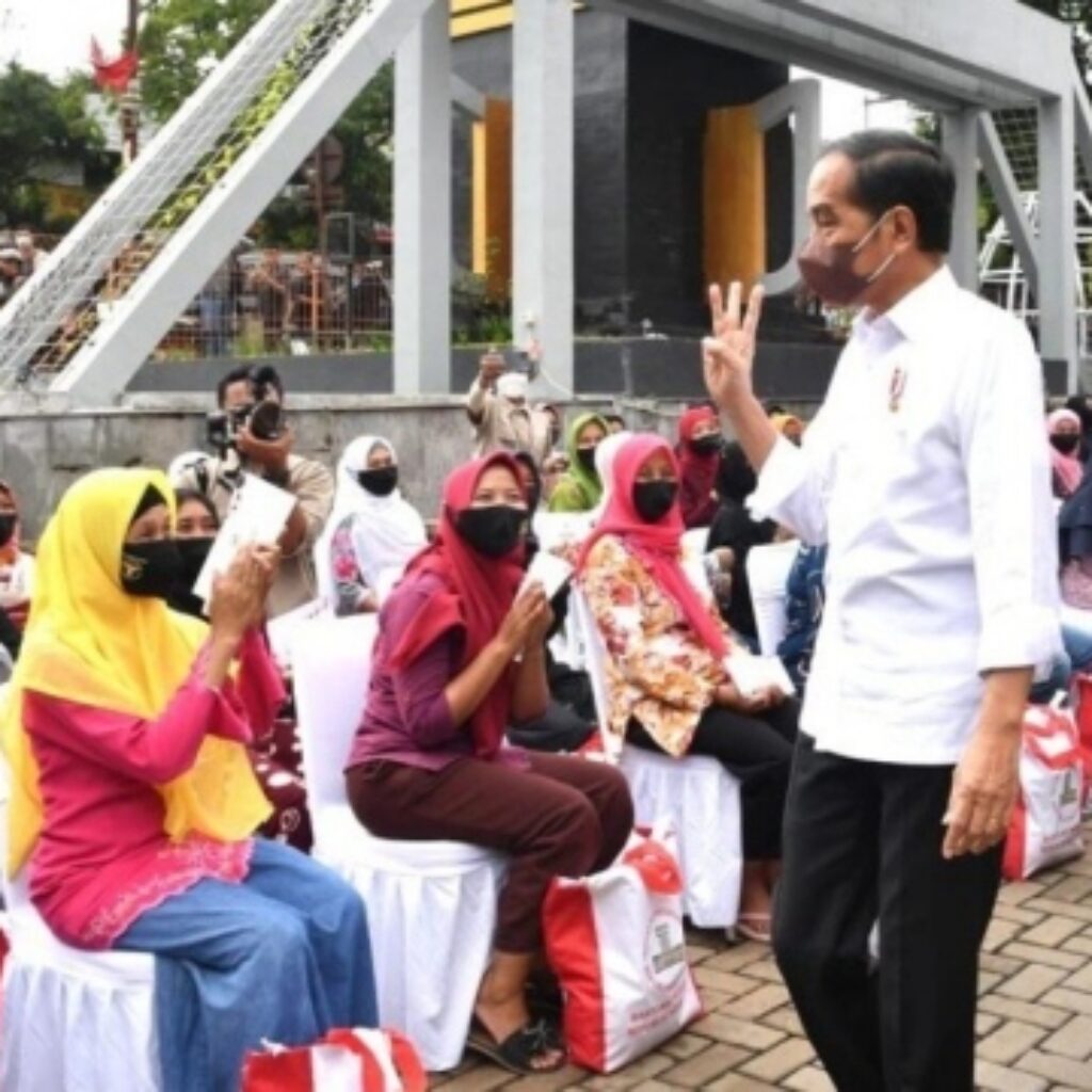 Jokowi Tertangkap Kamera Tunjukkan Gestur 3 Jari di Magelang