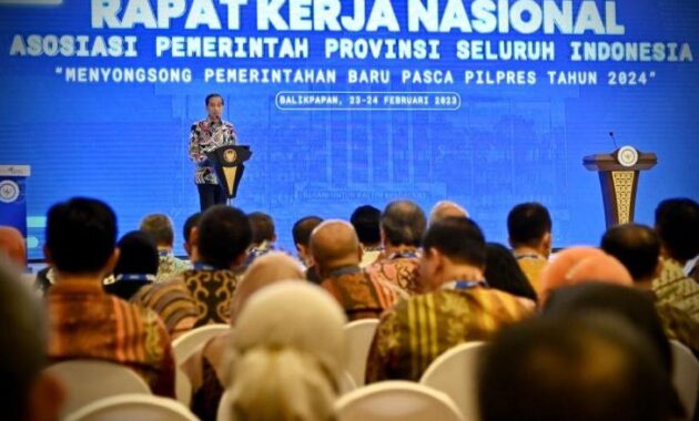 Uang Masyarakat Rp690 Triliun Ngendap di Bank, Jokowi Sebut Tak Boleh; Warga Harus Belanja Sebanyak-banyaknya