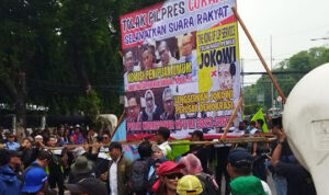 Unik!, Aksi Unjuk Rasa Buruh Bawa Spanduk Foto Komisioner KPU RI Lama