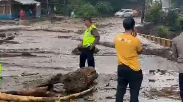 Banjir Lahar Dingin Gunung Marapi: Jalur Kabupaten Agam-Tanah Datar Tidak Dapat Dilintasi