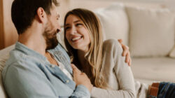 Lima Kebiasaan Pasangan yang Benar-Benar Bahagia Menurut Psikologi, Simak!